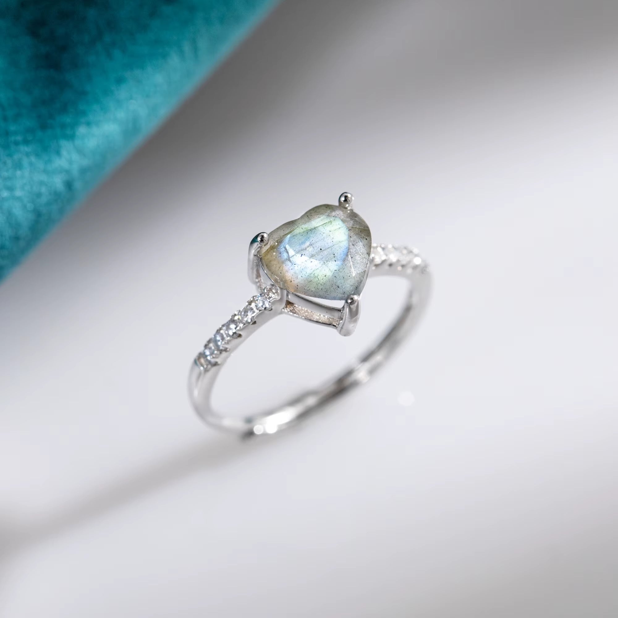 Bague Ajustable "Esprit Cœur" en Labradorite
