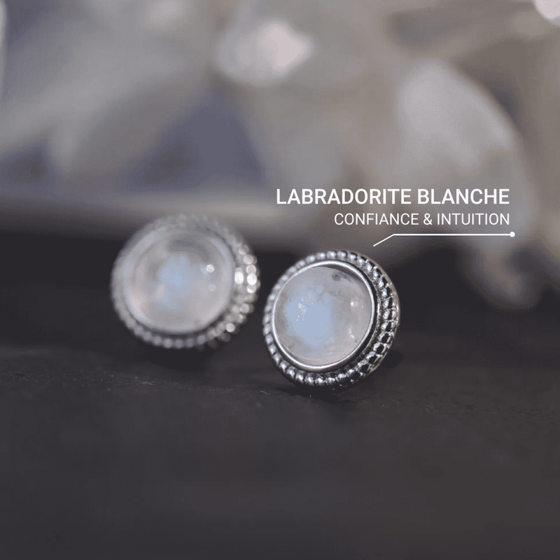 Boucles d&#39;Oreilles Bouton en Labradorite Blanche &amp; Argent -  - L&#39;Arbre des Chakras