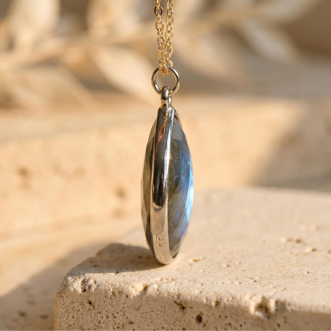 Pendentif "Protection Symbolique" en Labradorite - - L'Arbre des Chakras