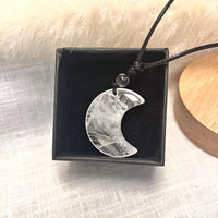 Pendentif Lune en Pierre Naturelle - Cristal de Roche - L'Arbre des Chakras