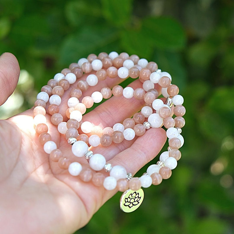 Bracelet Mala "Bonheur Féminin" en Pierre de Lune & de Soleil -  - L'Arbre des Chakras